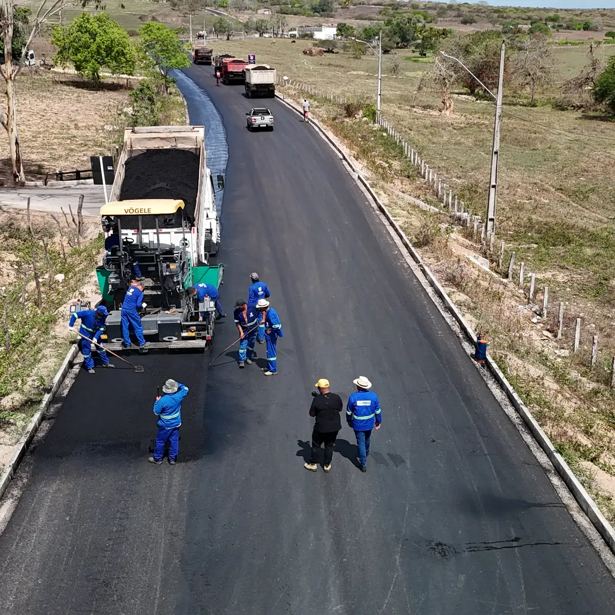Equipe da Uchôa Construções pavimentando uma estrada no Acesso Pedrão, em Olho d'Água das Flores (AL)