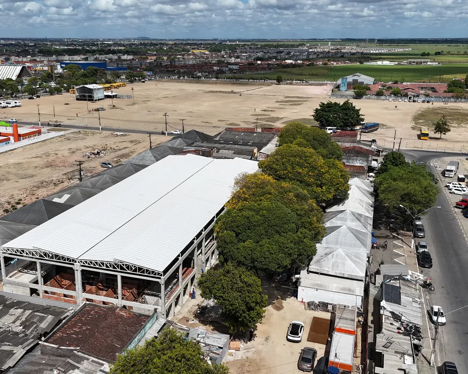 Vista aérea da obra do mercado do Benedito Bentes, em Maceió (AL), executada pela Uchôa Construções