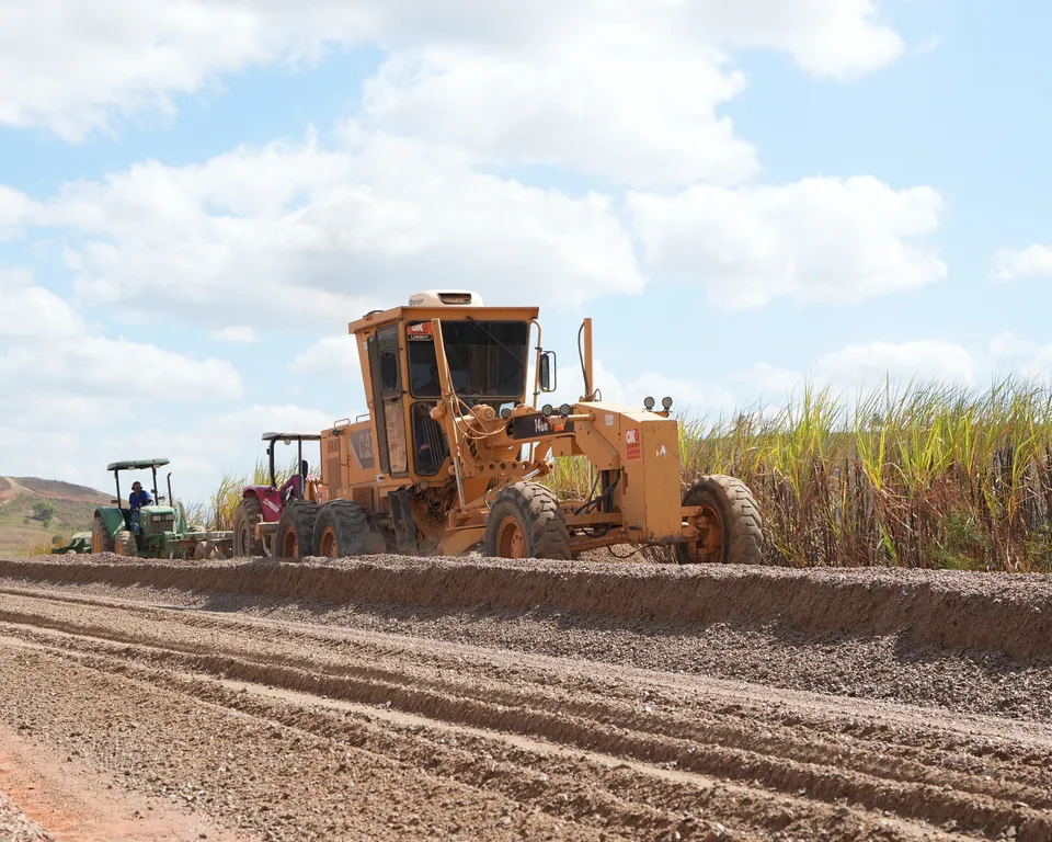 Motoniveladora e tratores preparando a estrada do Acesso Onça, em Novo Lino (AL), obra da Uchôa Construções