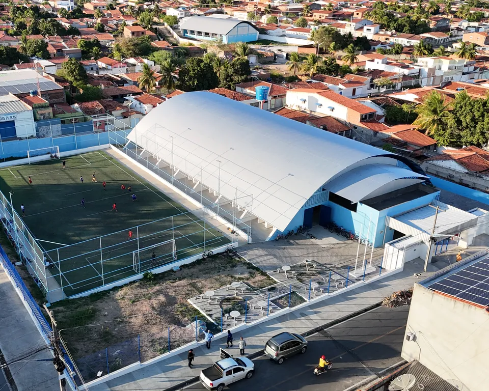 Vista aérea da quadra coberta construída pela Uchôa Construções em Delmiro Gouveia (AL)