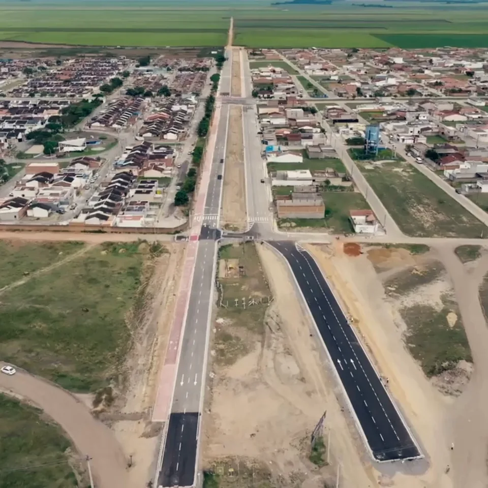 Vista aérea de avenida em obra de pavimentação da Uchôa Construções
