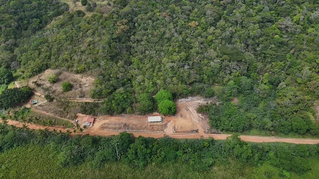 Vista aérea de canteiro de obras do Acesso Jequiá em meio à mata