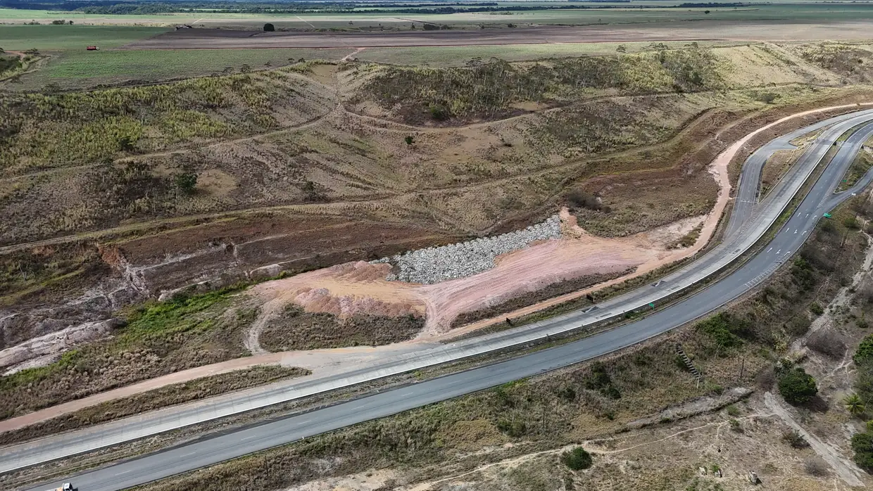 Rodovia do Acesso Jequiá e talude com proteção, vistos de cima