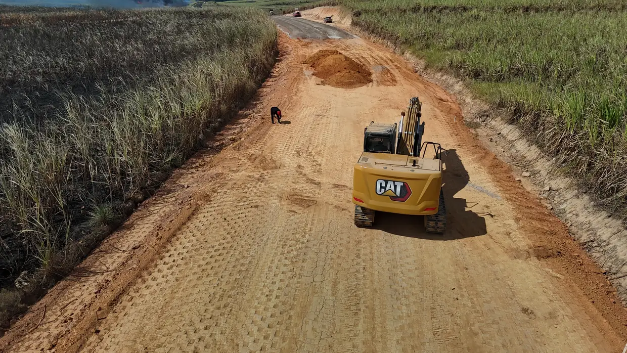Escavadeira na terraplenagem do Acesso Onça, vista de cima