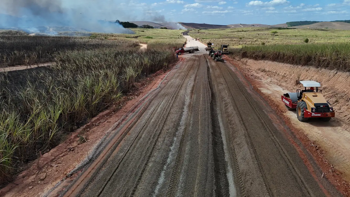 Rolo compactador e máquinas na pista do Acesso Onça em obras