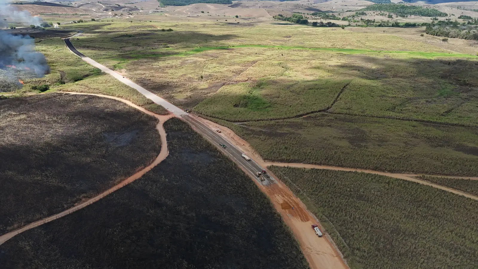 Vista aérea do traçado do Acesso Onça entre pastos e canaviais