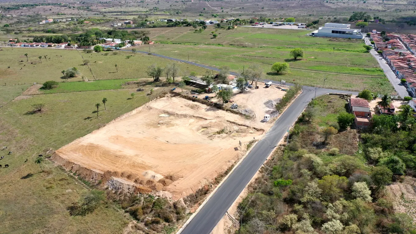 Vista aérea da pista do Acesso Pedrão ao lado de um terreno terraplenado