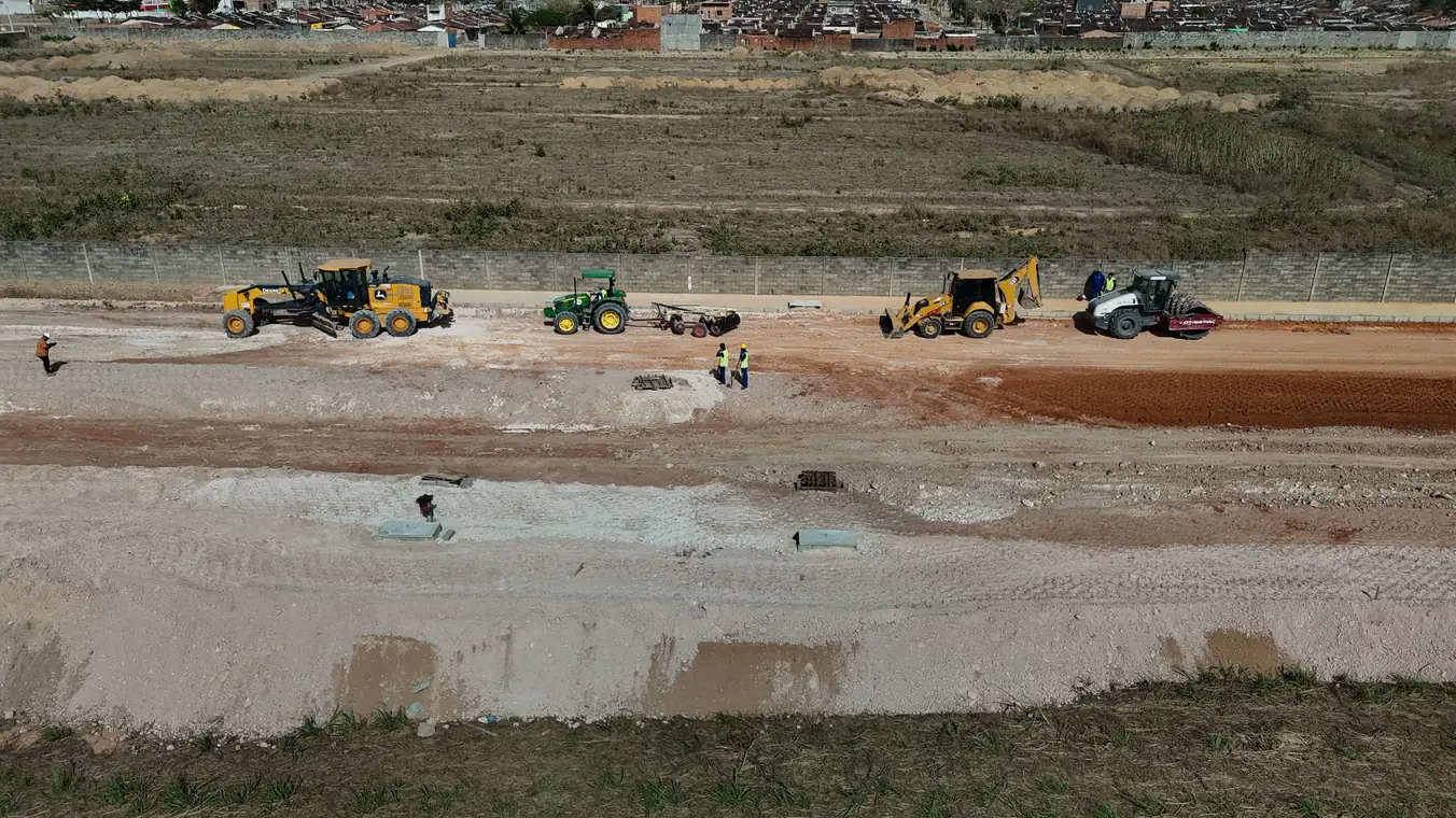 Máquinas na terraplenagem da Avenida do Futuro