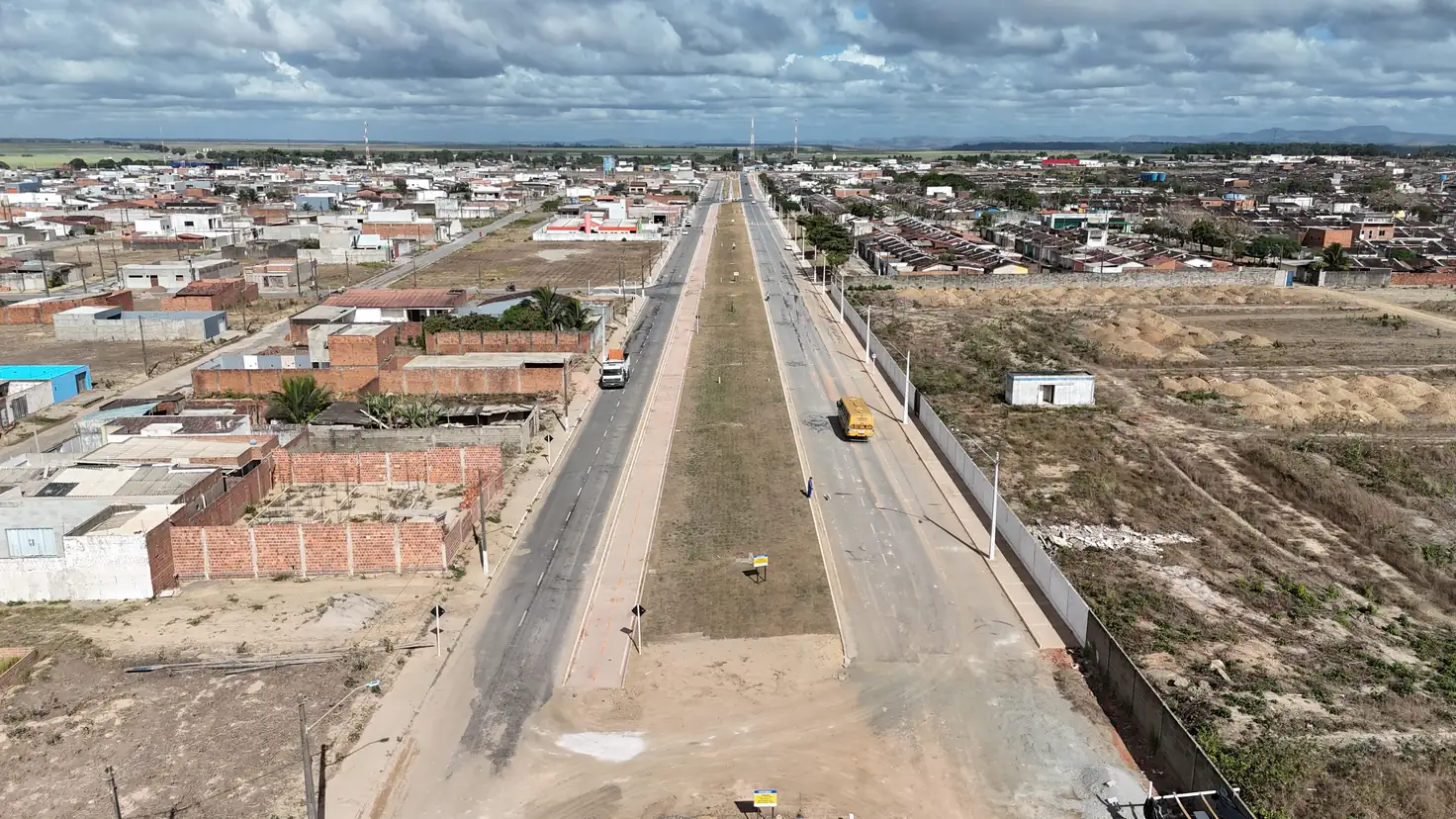 Vista aérea da Avenida do Futuro em obras, com as duas pistas e o canteiro central