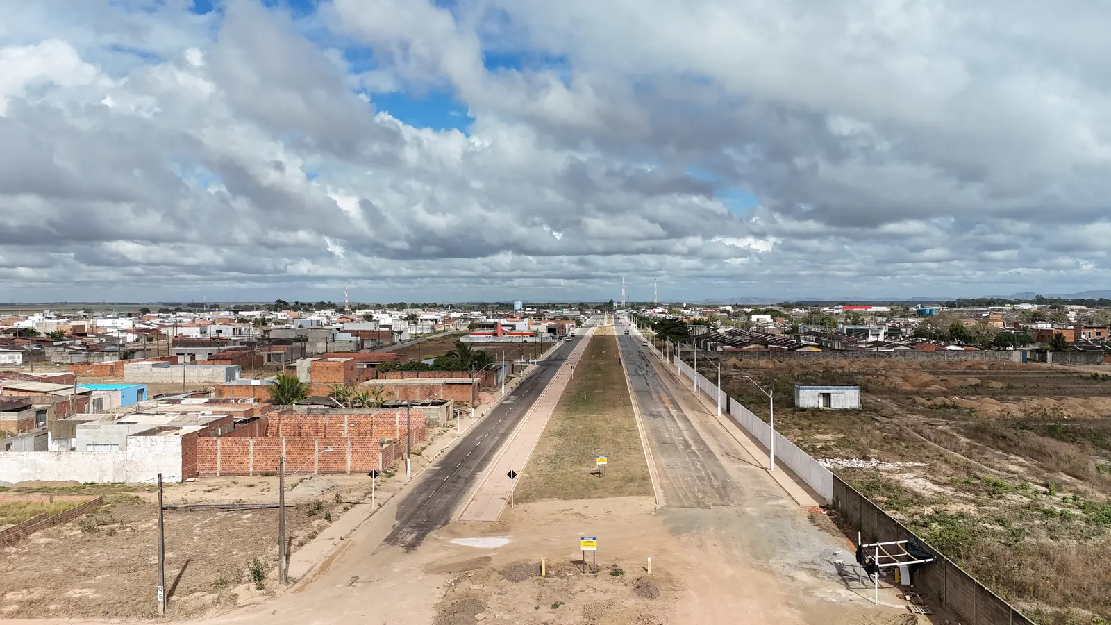 Avenida do Futuro em obras vista do alto, sob céu nublado