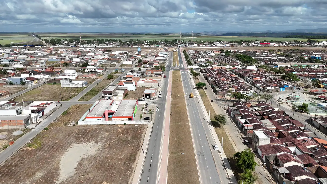 Vista aérea da Avenida do Futuro concluída, cortando os bairros da cidade