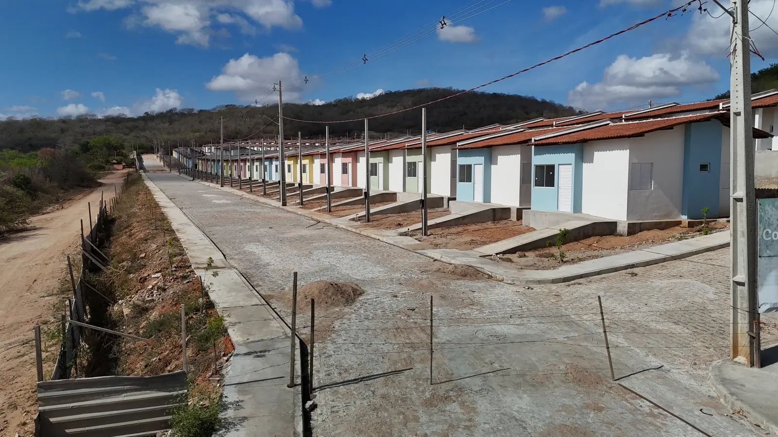 Rua do conjunto habitacional com casas coloridas em Santana do Ipanema