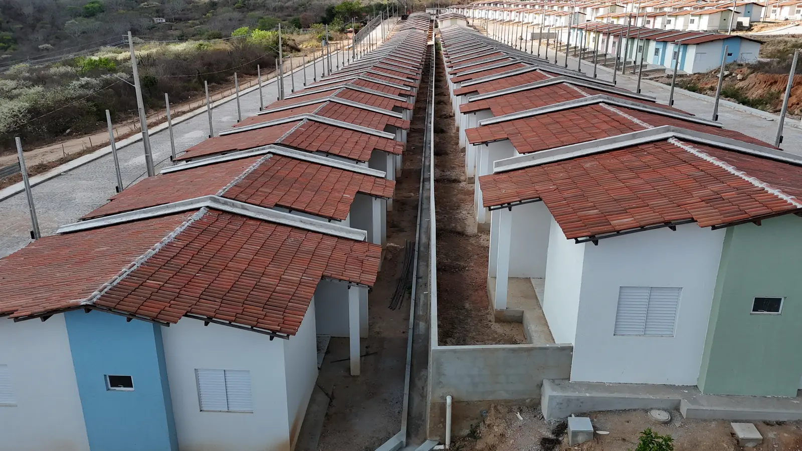 Fileiras de casas com telhado cerâmico, vistas do alto
