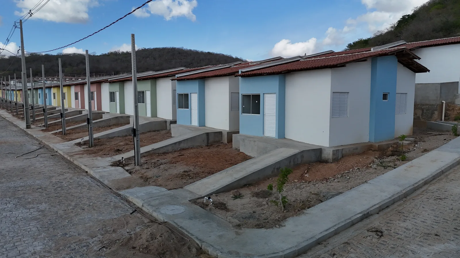 Casas do conjunto habitacional com a calçada pronta