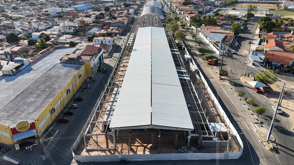 Cobertura da feira livre de Delmiro Gouveia vista do alto, ao lado de um supermercado