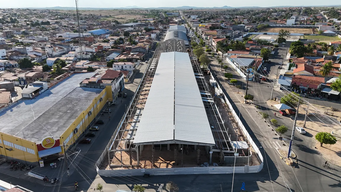 Vista aérea da estrutura metálica da feira livre ao longo da avenida