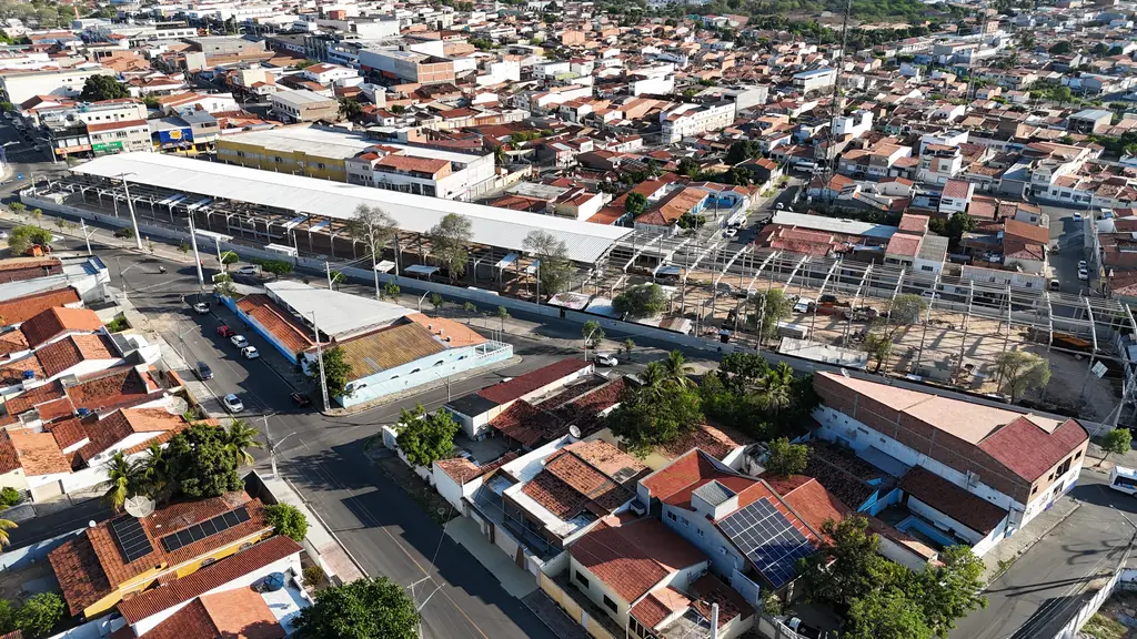 Vista aérea do centro de Delmiro Gouveia com a cobertura da feira livre