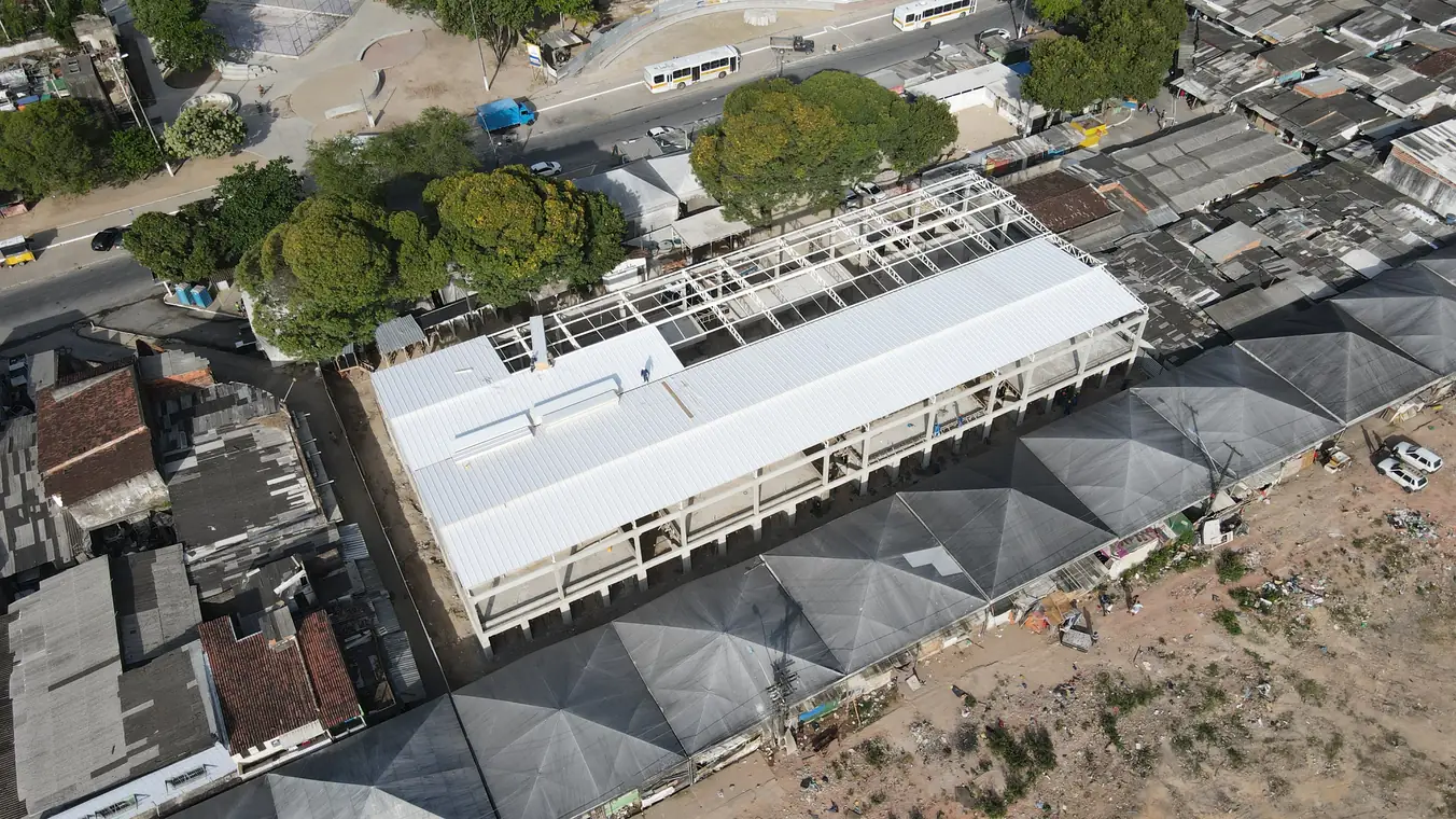 Cobertura metálica do mercado do Benedito Bentes vista de cima