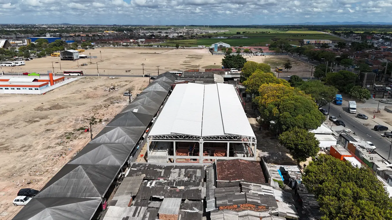 Mercado do Benedito Bentes visto do alto, entre árvores
