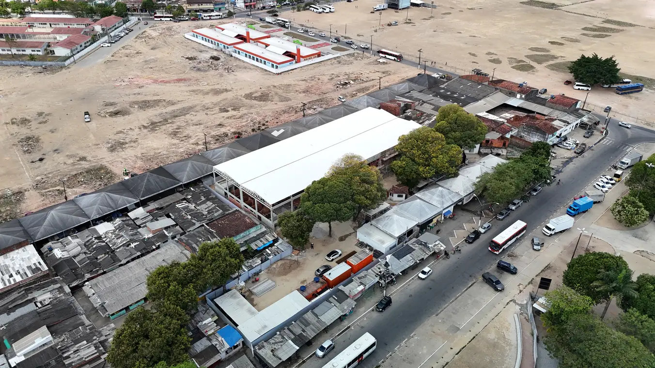 Vista aérea do mercado e da avenida movimentada do Benedito Bentes