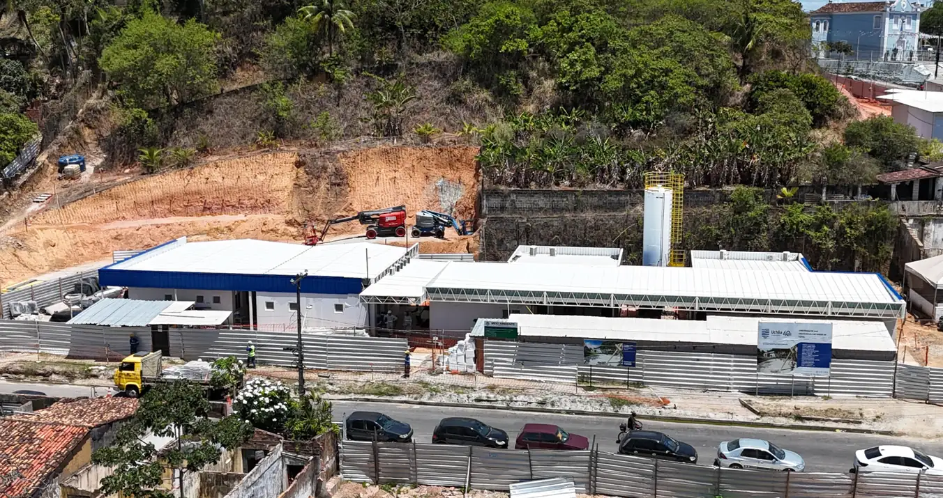 Galpões ao lado de uma avenida nas Obras Braskem