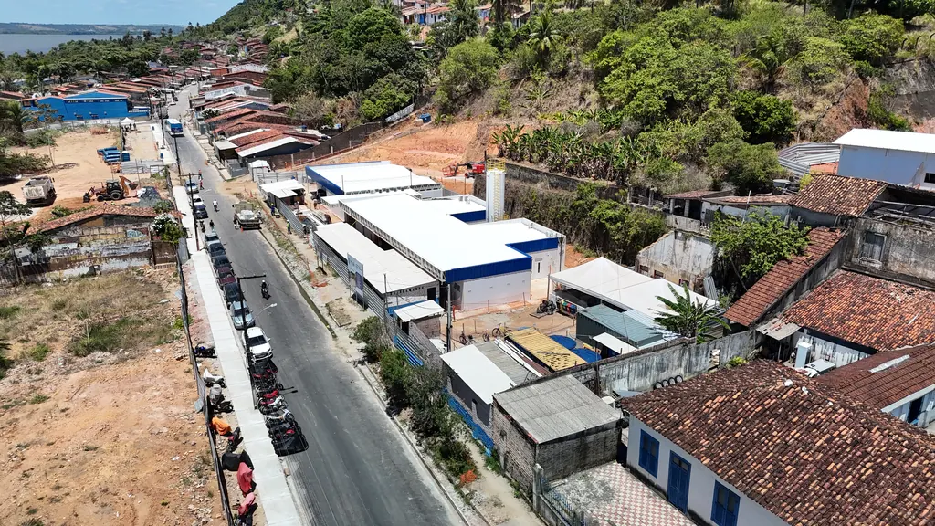Vista aérea de rua e galpões das Obras Braskem