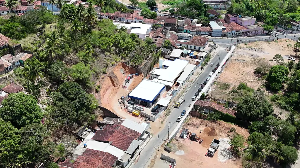 Vista aérea de galpão e rua das Obras Braskem entre coqueiros