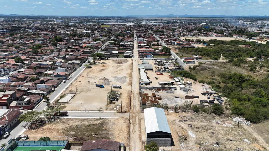Vista aérea das ruas abertas em Santa Lúcia, com galpão e terrenos ao redor