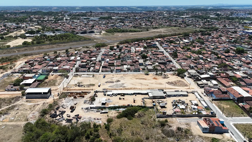 Canteiro de obras e ruas abertas em Santa Lúcia, vistos do alto