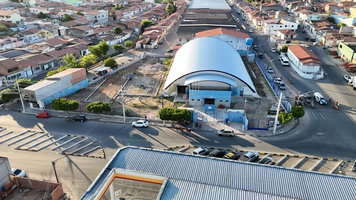 Cobertura em arco da quadra vista de frente, do alto