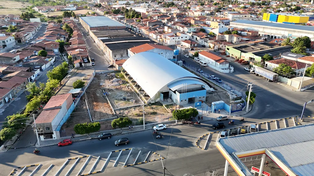 Quadra coberta vista de longe, entre as casas de Delmiro Gouveia
